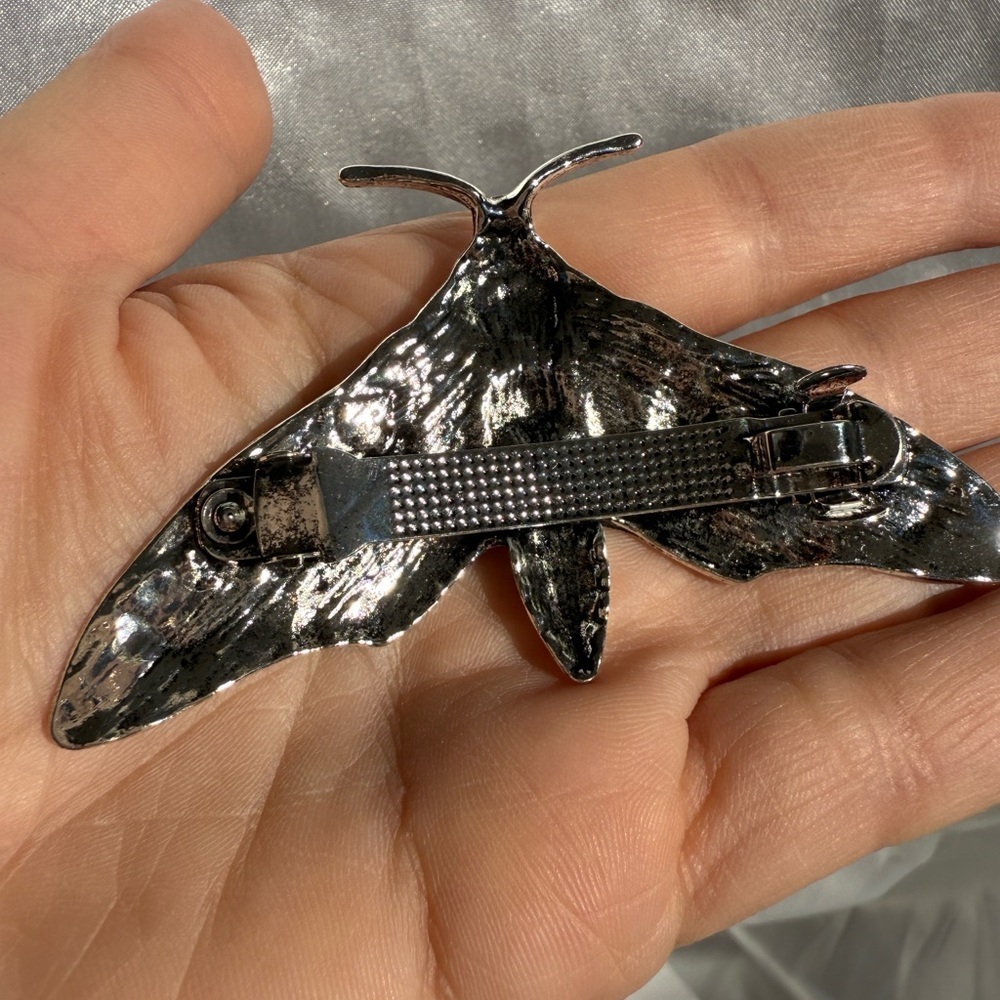 Vintage Moth Hair Clip – Gothic Silver Hair Accessory, Retro Barrette for Women - Picture 3 of 6